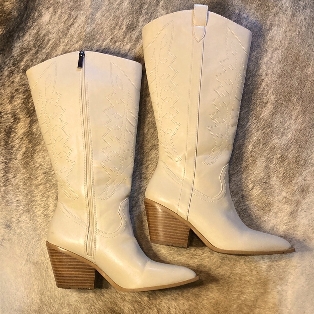 Wide Calf
Faux Leather Boots
Zippered
Rubber Sloe
3" Heel
18” Calf Circumference